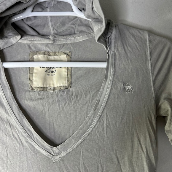 Y2K Abercrombie Fitch Shirt Women Small Gray Short Sleeve Deep V Neck Hood FLAW - Picture 3 of 8